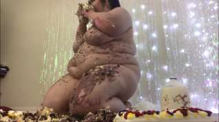 Online film BBW Piggy Eating 2 Cakes