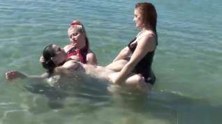 Online film Sexy babes at the beach have fun