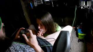 Online film HOT gamer chick sucks big cock while he plays with cumshot