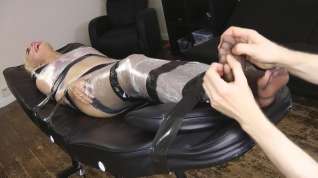 Online film Portia's wrinkly feet tickle mummified!