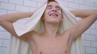 Online film Tall and slim Vitaly wanks his cock in the shower - Spritzz