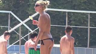 Online film Hot Bikini Babes Tanning At The Pool