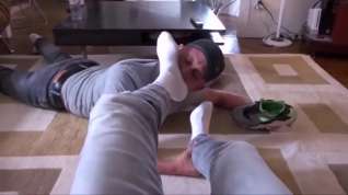 Online film GUY GETS HIS FEET WORSHIPPED OTHER GUY CUMS