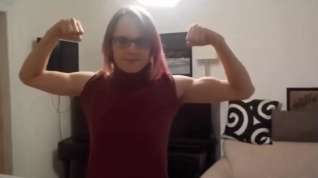 Online film Working out and flexing the Guns