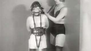 Online film Tied up Brunette Babe in Leather Bonds (1950s Vintage)