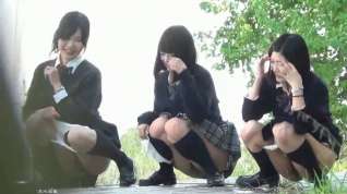 Online film 3 Japanese schoolgirls pee together outside