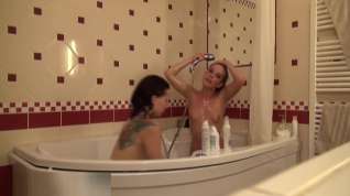 Online film 2 women in the bath