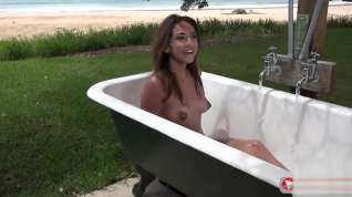 Online film Sara Luvv Shower In The Tub In The Garden HD 1080p