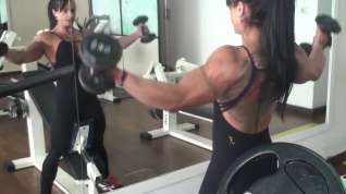 Online film Gilberia Cunha strong workout at gym