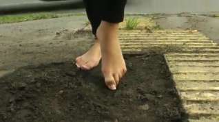 Online film barefoot girl in city