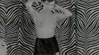 Online film Naked Brunette Dances for Audience (1950s Vintage)