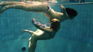 Online film Two sexy amateurs showing their bodies off under water