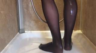 Online film Crossdresser peeing and cumming then showering in stockings