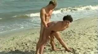 Online film Twinks Have Fun On The Beach
