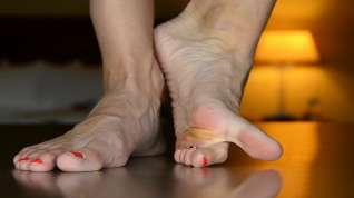 Online film Red Toed Giantess Plays With Tiny