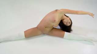 Online film 3 nude gymnasts perform splits and more..
