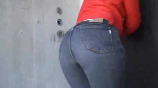 Online film Hot Brunette in skintight grey Stretchjeans