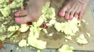 Online film Teen crushing apple's barefoot