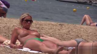 Online film Stunning Milf shows off her big tits on the beach