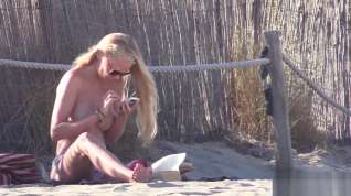 Online film Sexy blonde with athletic body shows off her perfect tits on the beach