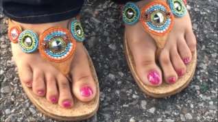 Online film Ms. Q Taylor Pink Toenails