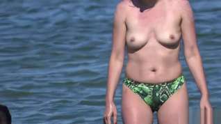 Online film Voyeur Topless Amateur MILFs Spy Beach Close-up HD Video