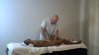 Online film Masseur massages then finger bangs ebony massage client