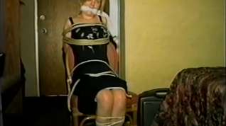 Online film Blonde chairtied