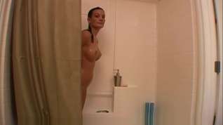 Online film Teen Shaving Her Wet Pussy While Showering