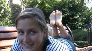 Online film French barefeet blue eyed girl