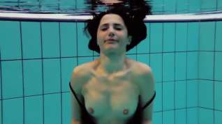 Online film Hot tinnie in the pool swirling around