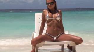 Online film Busty beach babe in micro bikini showing her amazing body
