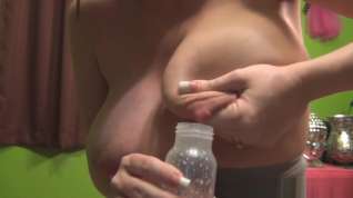 Online film Britney Brooks Hand Expressing Tons of Milk