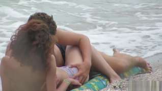 Online film Topless Amateur MILFs - Voyeur Beach Close-Up