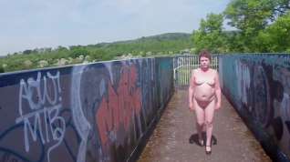 Online film Naughty Mature's Daring Naked Railway Footbridge Walk