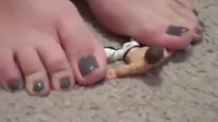 Online film Giantess pins little man between feet