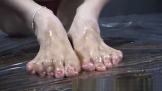 Online film Sexy Asian girl gets her feet messy with syrup
