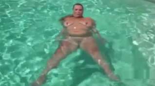 Online film PAWG in a Vegas pool