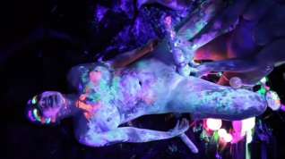 Online film Babes messy in glow in the dark paint