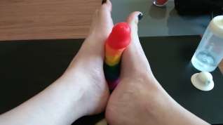 Online film Femboy crossdresser gives rainbow dildo a footjob
