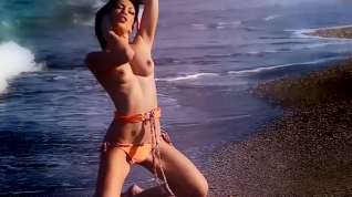 Online film Mia Diamond erotic and sensual masturbation on the beach