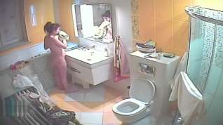 Online film lady in the toilet