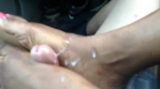 Online film FOOTJOB in car