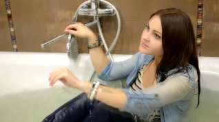 Online film Wetlooker - Nastya takes a bath in her jeans