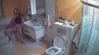 Online film pregnant wife in toilet treats pussy