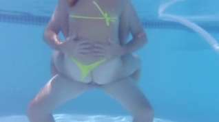 Online film Underwater sex with wife in pool
