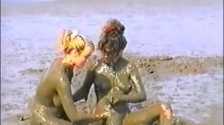 Online film 2 women in mud