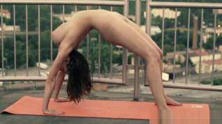 Online film Lucie Wilde Oils Up Her Naked Body and Does Yoga