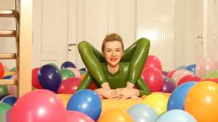 Online film Flexy Sexy Green Rubber Catsuit Blonde Bare Feet & Bendy Positions