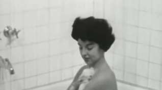 Online film Raven ready for her daily bath (Vintage 1950s Pin-up)